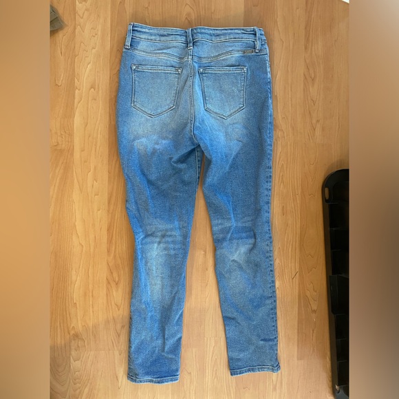 🦕 Distressed Skinnies🦕 - Picture 4 of 4